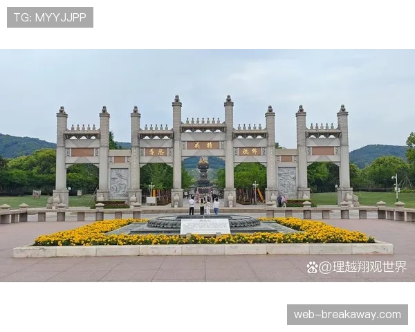 无锡灵山大佛前摆放三足球，地域赛事引发民俗狂欢解读